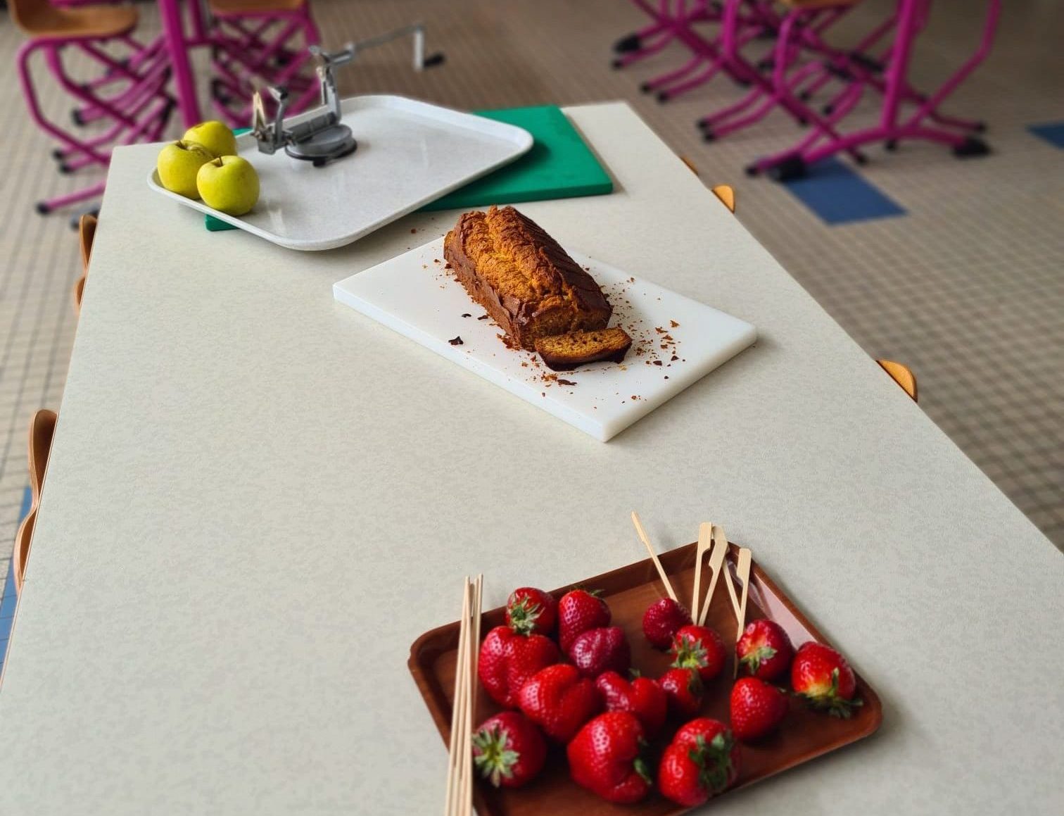 Gâteau et fruits de saison